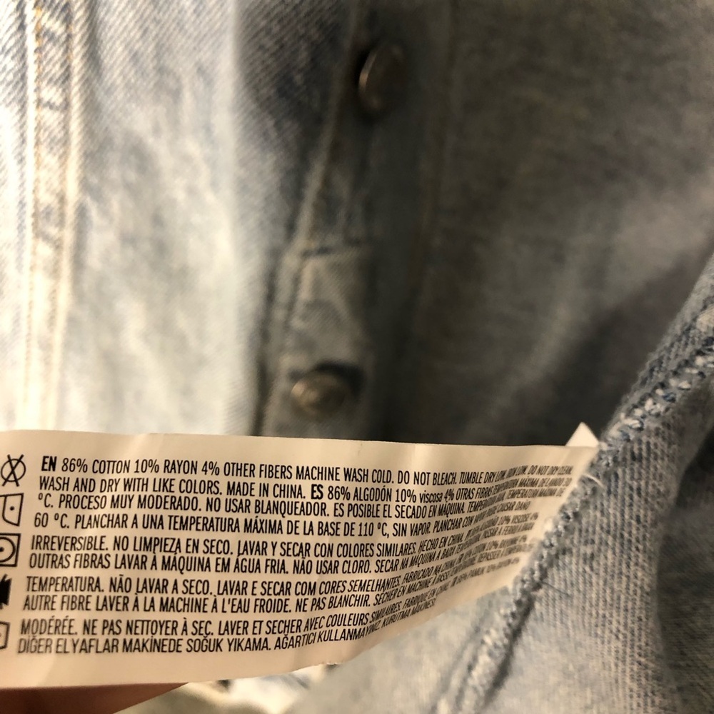 Forever 21 Jean Trucker Jacket Sz L NWT Lightwash Relaxed Casual Denim Classic - Picture 10 of 10